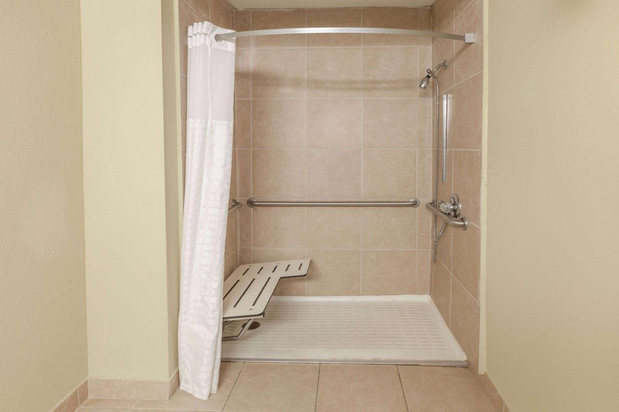 Days Inn By Wyndham Houston East Ngoại thất bức ảnh