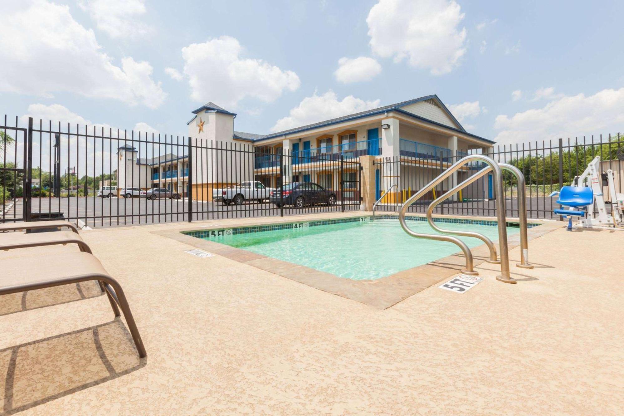 Days Inn By Wyndham Houston East Ngoại thất bức ảnh