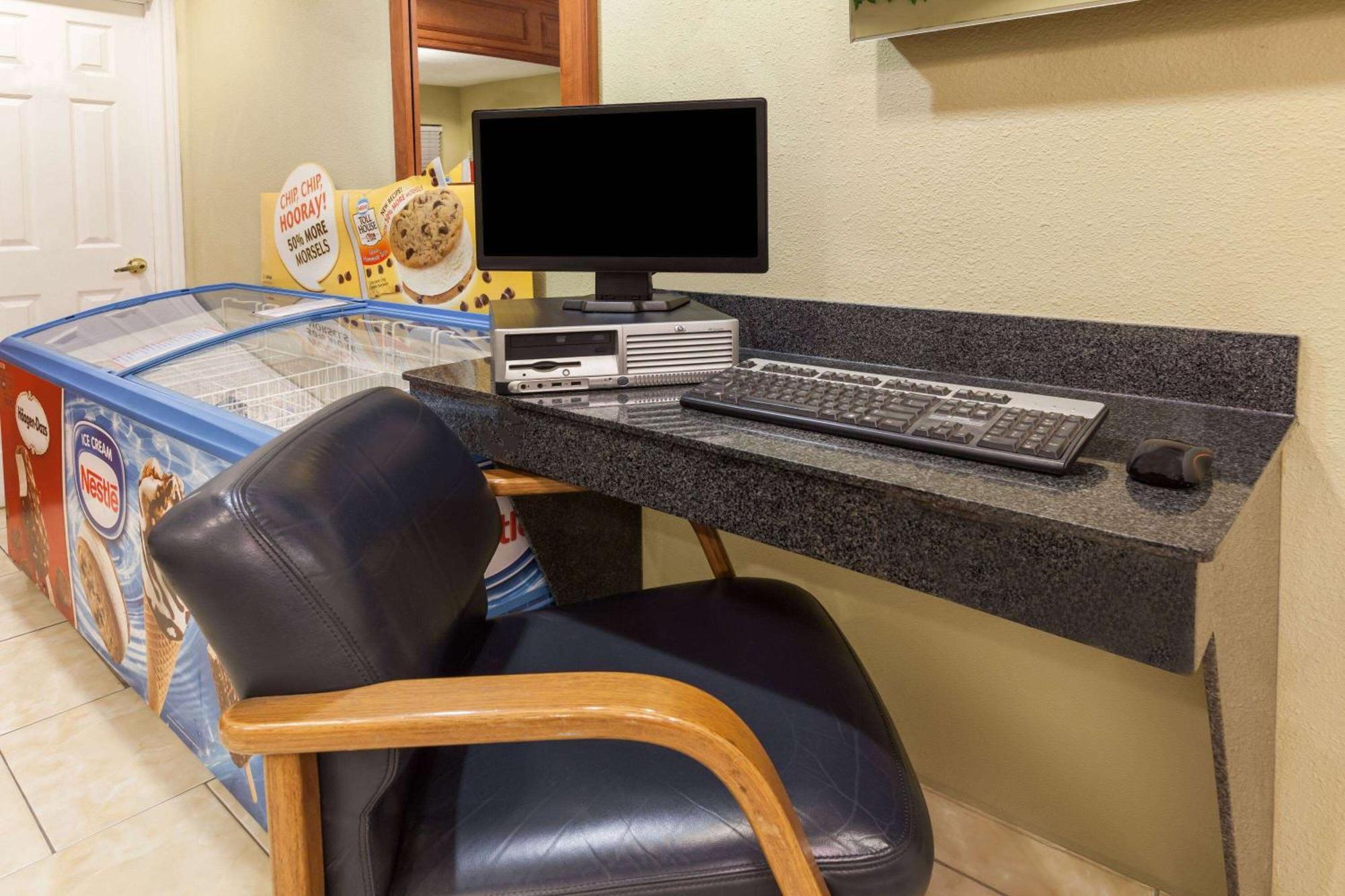 Days Inn By Wyndham Houston East Ngoại thất bức ảnh
