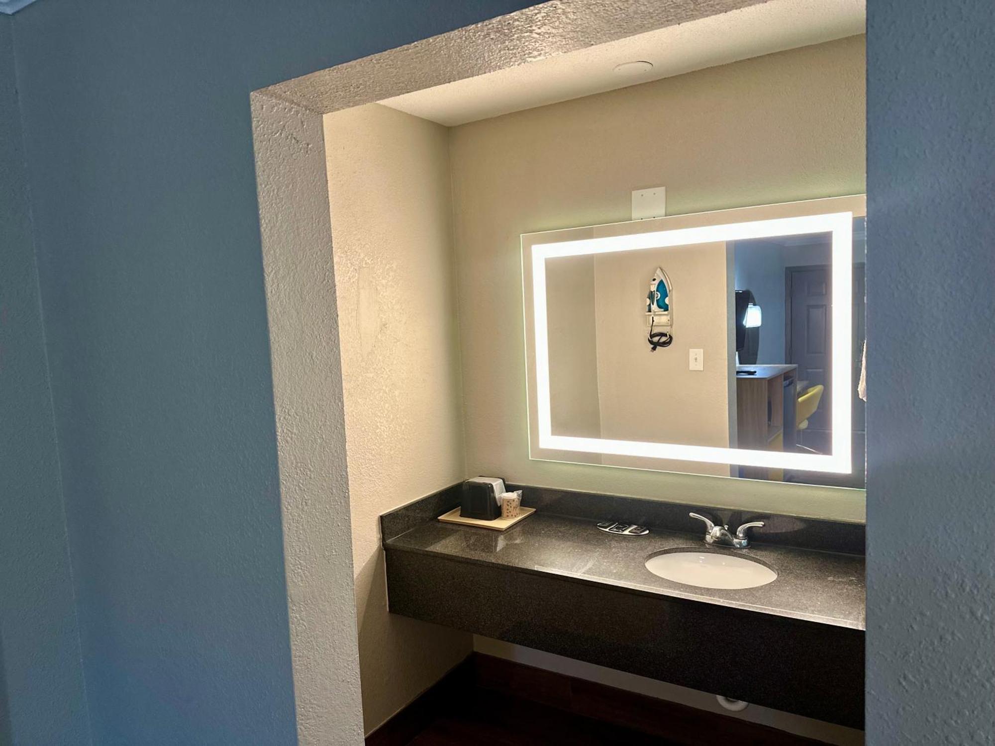 Days Inn By Wyndham Houston East Ngoại thất bức ảnh