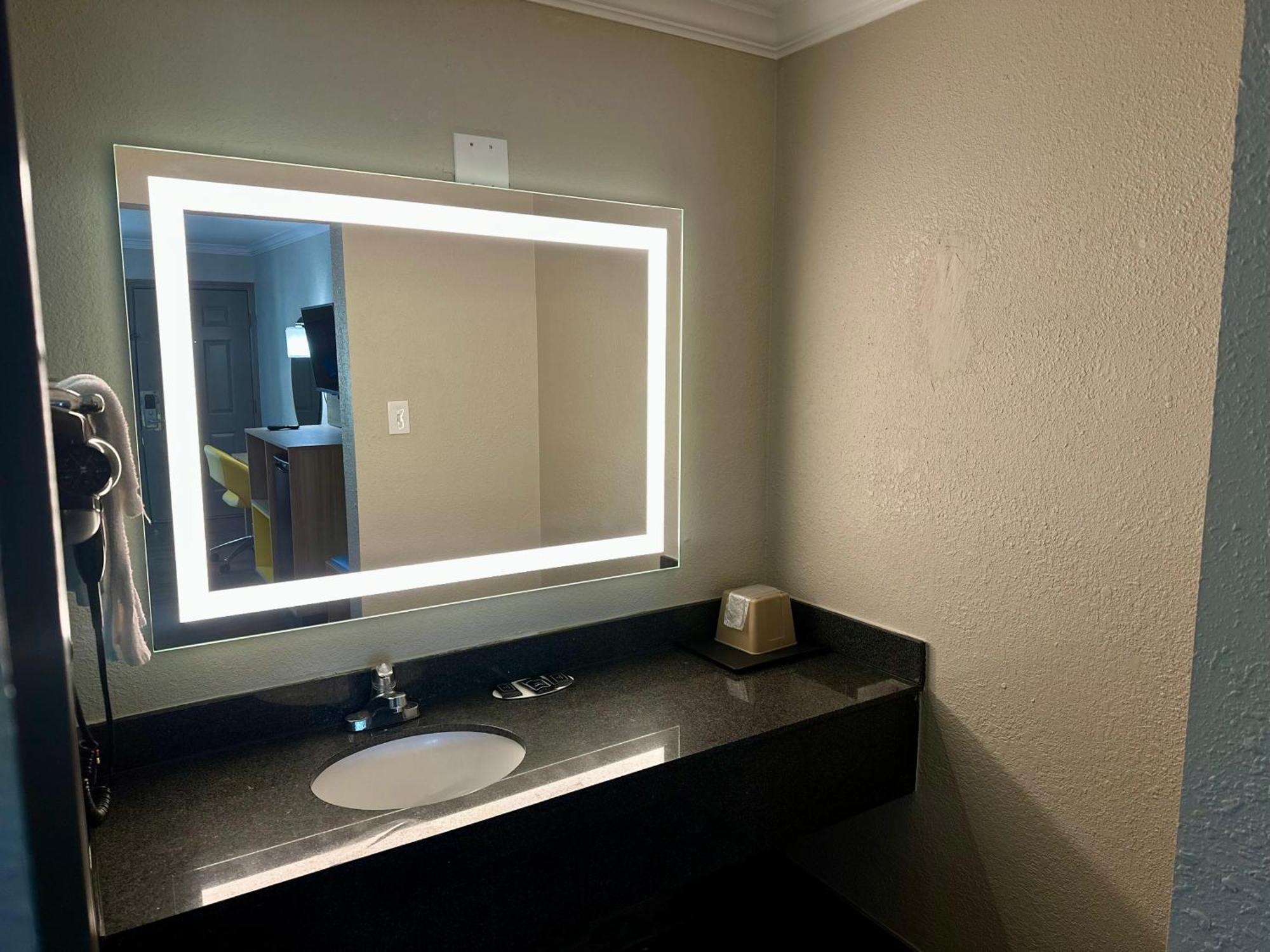 Days Inn By Wyndham Houston East Ngoại thất bức ảnh