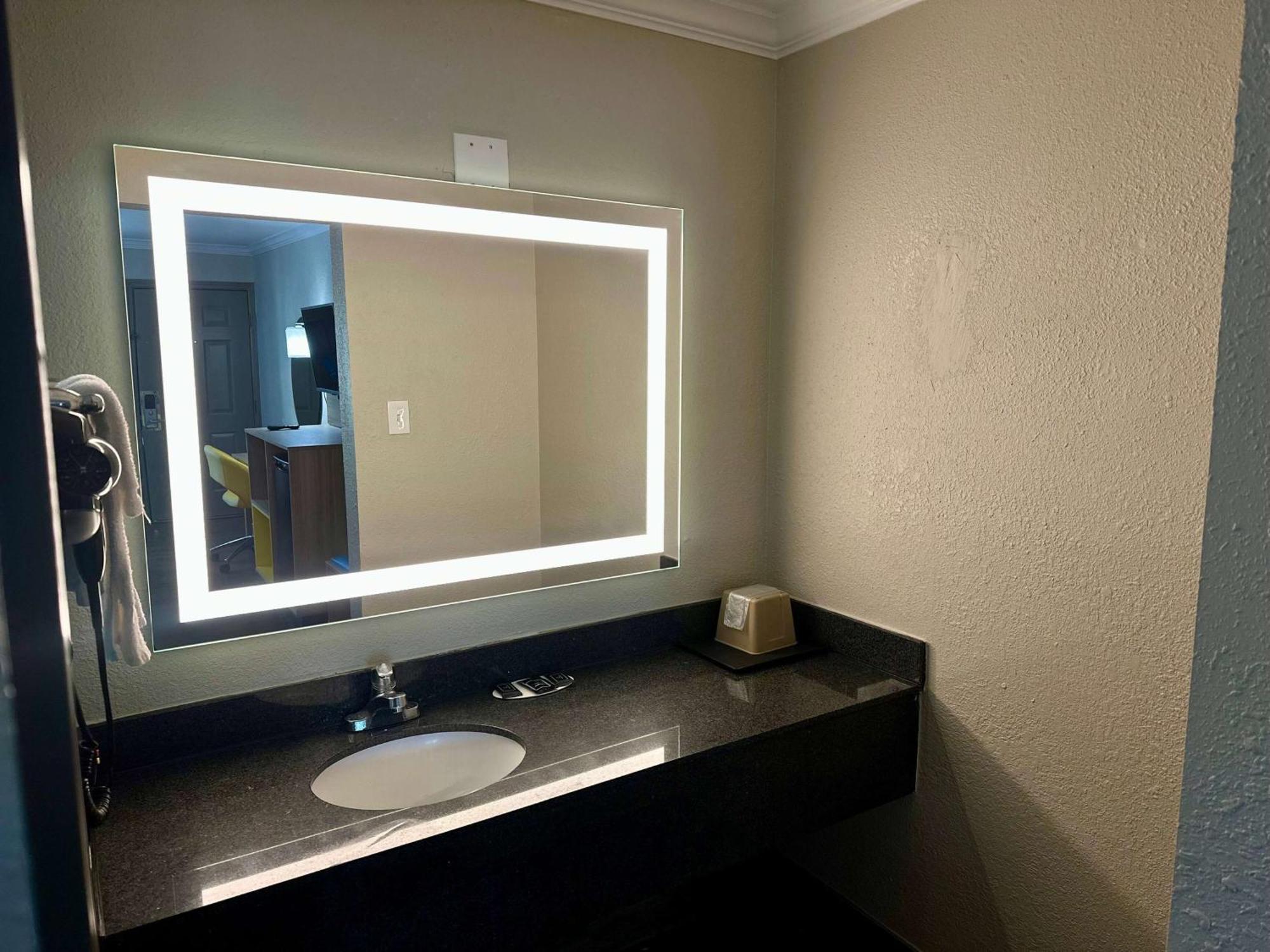 Days Inn By Wyndham Houston East Ngoại thất bức ảnh